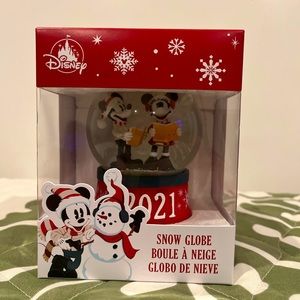 Disney Mickey & Minnie Mouse 2021 Christmas Holiday Snow Globe NEW